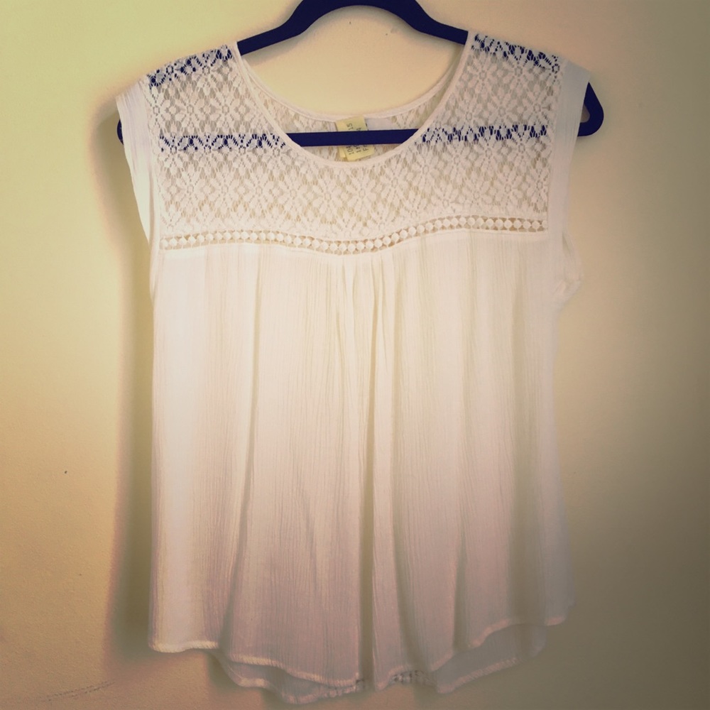 Cream swingback top with beautiful detail!